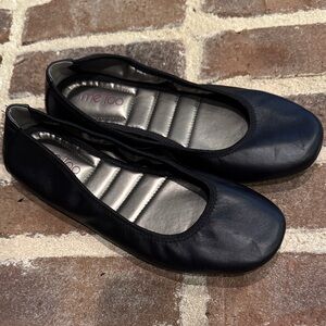 Me Too black Round Toe Leather Flats size 8.5